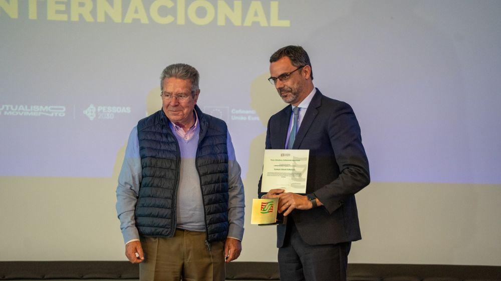 Pedro Calado, Diretor do Programa Democracia e Sociedade Civil recebe em nome da Fundação Calouste Gulbenkian o Prémio Mutualismo e Solidariedade Internacional